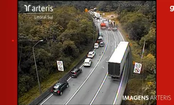 Vídeo mostra caminhão arrastando 15 carros na BR-376 durante engavetamento; seis ficaram feridas