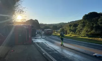 Caminhão carregado com soja tomba na BR 277, em Nova Laranjeiras; carga foi saqueada, diz PRF