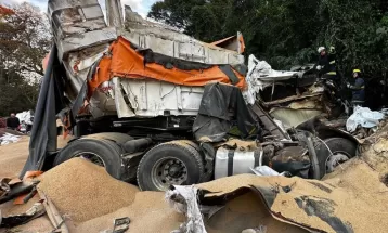 Batida frontal entre caminhões na PRC-487 deixa um morto e interdita rodovia