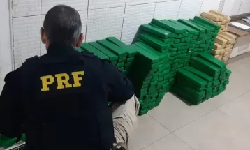 Casal foge de abordagem e é preso com 270 kg de maconha após acidente em Campo Mourão, afirma PRF