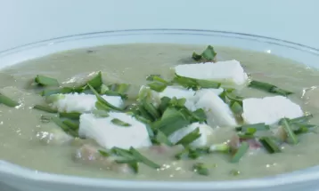 Aprenda a preparar caldo de ervilha-torta com bacon e ricota