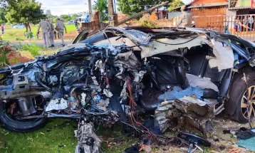 Homem morre após ser ejetado de veículo em batida violenta em Ângulo; carro ficou destruído