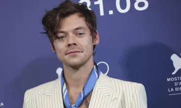 Harry Styles é atingido por objeto durante apresentação em Viena