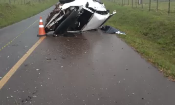 Motorista de 39 anos morre após acidente envolvendo dois carros, em Laranjal