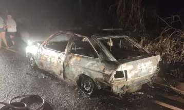 Mulher pega carona com o ex-marido, ateia fogo no carro e salta do veículo em movimento no Paraná