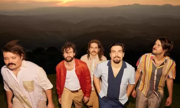 Holger procura manter 'essência solar' da banda na 'jornada emocional' do álbum 'Más línguas'