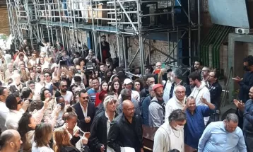 Sob aplausos e cantos, corpo de Zé Celso deixa Teatro Oficina após velório  e é levado para crematório