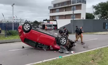 Carro de família capota após ser atingido por motorista bêbado que fugia da polícia em São José dos Pinhais