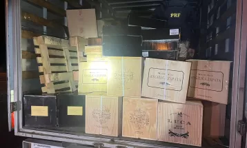 PRF apreende 180 garrafas de vinho de origem estrangeira, em Guarapuava