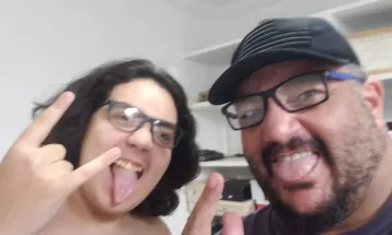 Do rock ao roll: pai fã de Deep Purple protocola pedido a prefeito para dar ao filho nome 'proibido' e realiza sonho