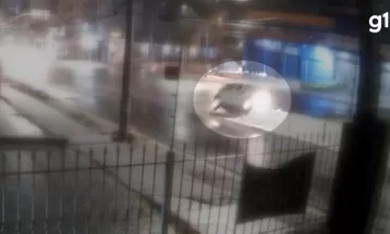 VÍDEO: Em dois dias, dois motoristas batem contra mureta da mesma trincheira em Curitiba