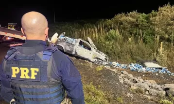 Homem desobedece ordem de parada da PRF, foge por 10 km e capota caminhonete com cigarros na BR-277
