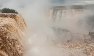 VÍDEO: Passarela que dá acesso a Garganta do Diabo no lado argentino das Cataratas do Iguaçu é fechada após vazão aumentar 5 vezes