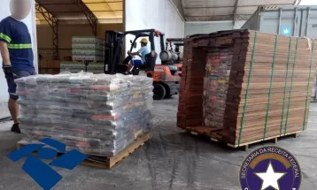 Operação cumpre mandados contra suspeitos de tráfico de cocaína em cargas de madeira no Porto de Paranaguá