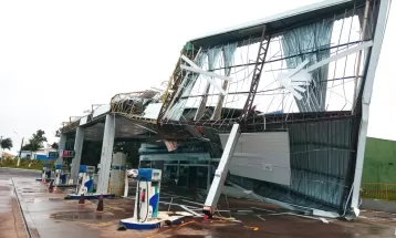 Ventania deixa estragos em diversas cidades do Paraná; em Dois Vizinhos, cobertura de posto foi arrancada; FOTOS