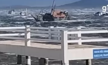 VÍDEO: barco afunda na baía de Guaratuba