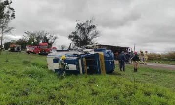Caminhão carregado com cigarro bate em carro-forte e interdita PR-323, em Cianorte
