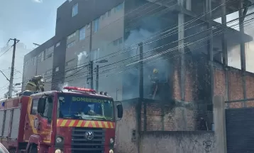 Homem morre durante incêndio no bairro Vila Izabel, em Curitiba