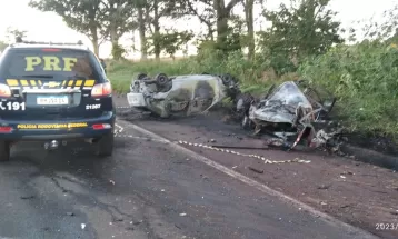 Caminhão invade pista, bate de frente com dois carros e mata uma pessoa em Cambará