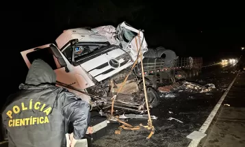 Batida frontal entre caminhões na BR-277 deixa um morto e três feridos em Prudentópolis 