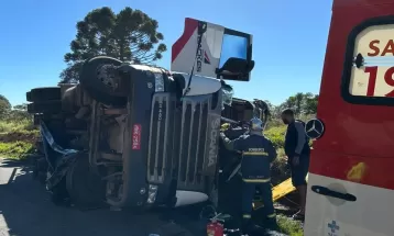 Caminhão sai da pista e tomba às margens da BR-277, em Diamante do Sul; três ficaram feridos 