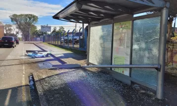 Carro desgovernado atinge ponto de ônibus em Curitiba e motorista foge, diz PM