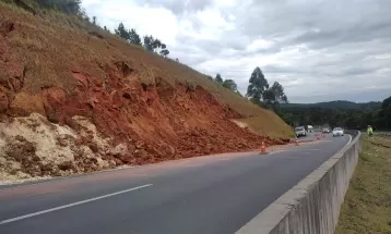 BR-376 permanece interditada parcialmente entre Tibagi e Imbaú após deslizamento de terra