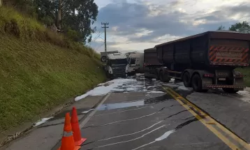 Acidente entre caminhões deixa duas pessoas feridas no Contorno Norte, em Curitiba