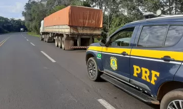 PRF apreende 600 mil cigarros de origem paraguaia em Chopinzinho, na BR-373