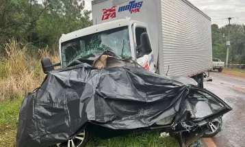 Criança de 5 anos morre após acidente entre caminhão e carro na PR-495, diz PRE