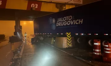 Caminhão bate em praça de pedágio desativada na BR-277, em Balsa Nova