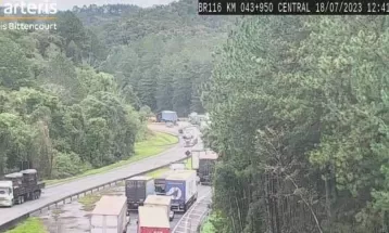 Carreta fica em 'L' na BR-116 e interdita via por quatro horas em Campina Grande do Sul, diz concessionária