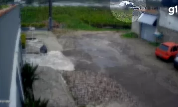 VÍDEO: carro sai de pista da BR-277, bate em poste e 'voa' por cima de casa em São José dos Pinhais