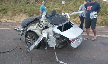 Carro parte ao meio em batida envolvendo van e carreta BR-376; rodovia foi interditada