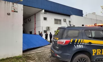 Suspeitos tentam invadir galpão da Receita Federal para roubar mais de 350 mil carteiras de cigarro, em Curitiba