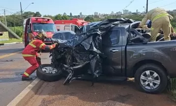 Homem morre após bater caminhonete de frente contra carreta na PR-487, em Campo Mourão