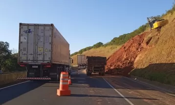 BR-376 entra no quinto dia de interdição parcial em Imbaú; serviços visam evitar novo deslizamento de terra