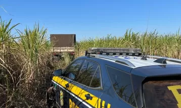 Polícia apreende duas carretas carregadas com cerca de 1 milhão de maços de cigarros contrabandeados, no interior do PR
