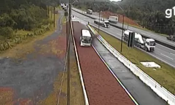VÍDEO: Ônibus com 29 passageiros tem problema nos freios e usa área de escape na BR-376
