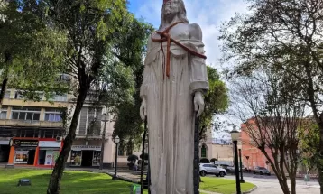 Estátua de Tiradentes é pichada no Centro de Ponta Grossa; Guarda Municipal tenta identificar os responsáveis