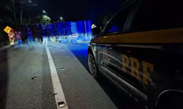 Caminhão carregado de tomates tomba na BR-376 e interdita rodovia em Guaratuba, diz concessionária