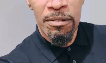 Jamie Foxx diz que está 'no caminho de volta' após doença, graças à família