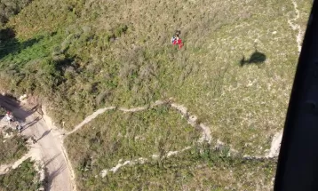 Homem cai de parapente no Morro do Cal, em Campo Largo, e é resgatado de helicóptero; VÍDEO