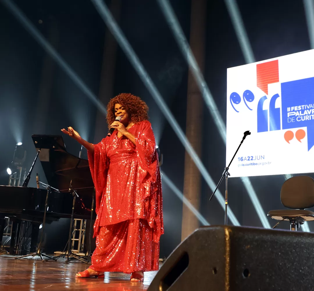 Curitiba celebra música e literatura com show de Zezé Motta