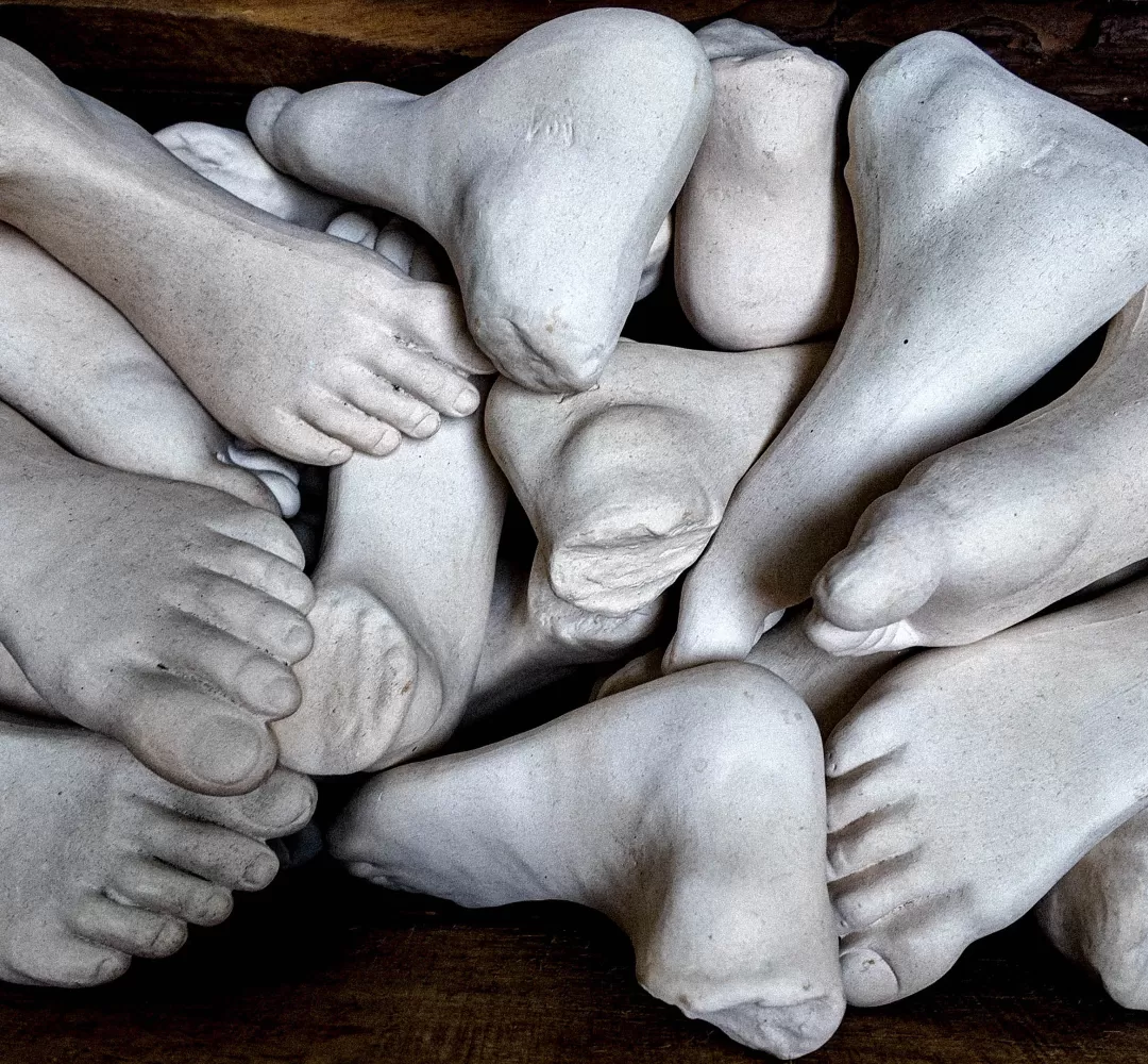 Com obras tridimensionais, MAC Paraná apresenta mostra "O Estranho que Mora Comigo"