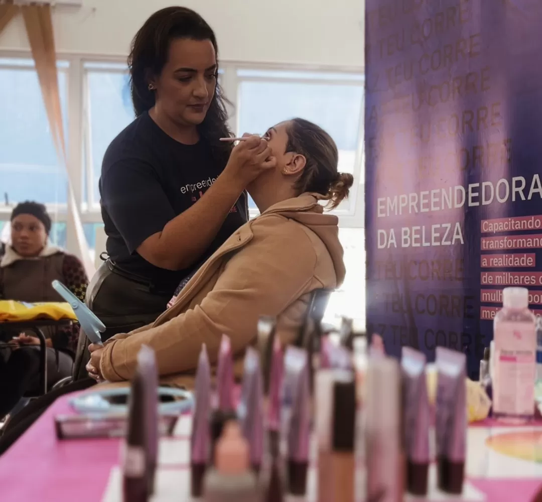Projeto ‘Empreendedoras da Beleza’ oferta cursos de maquiagem em Curitiba; inscrições estão abertas
