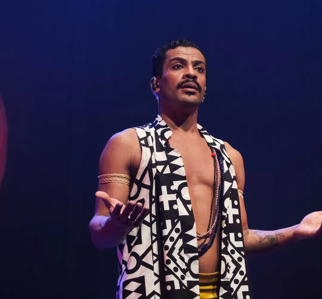Em Curitiba, espetáculo estrelado por Samuel de Assis convida público a refletir sobre racismo