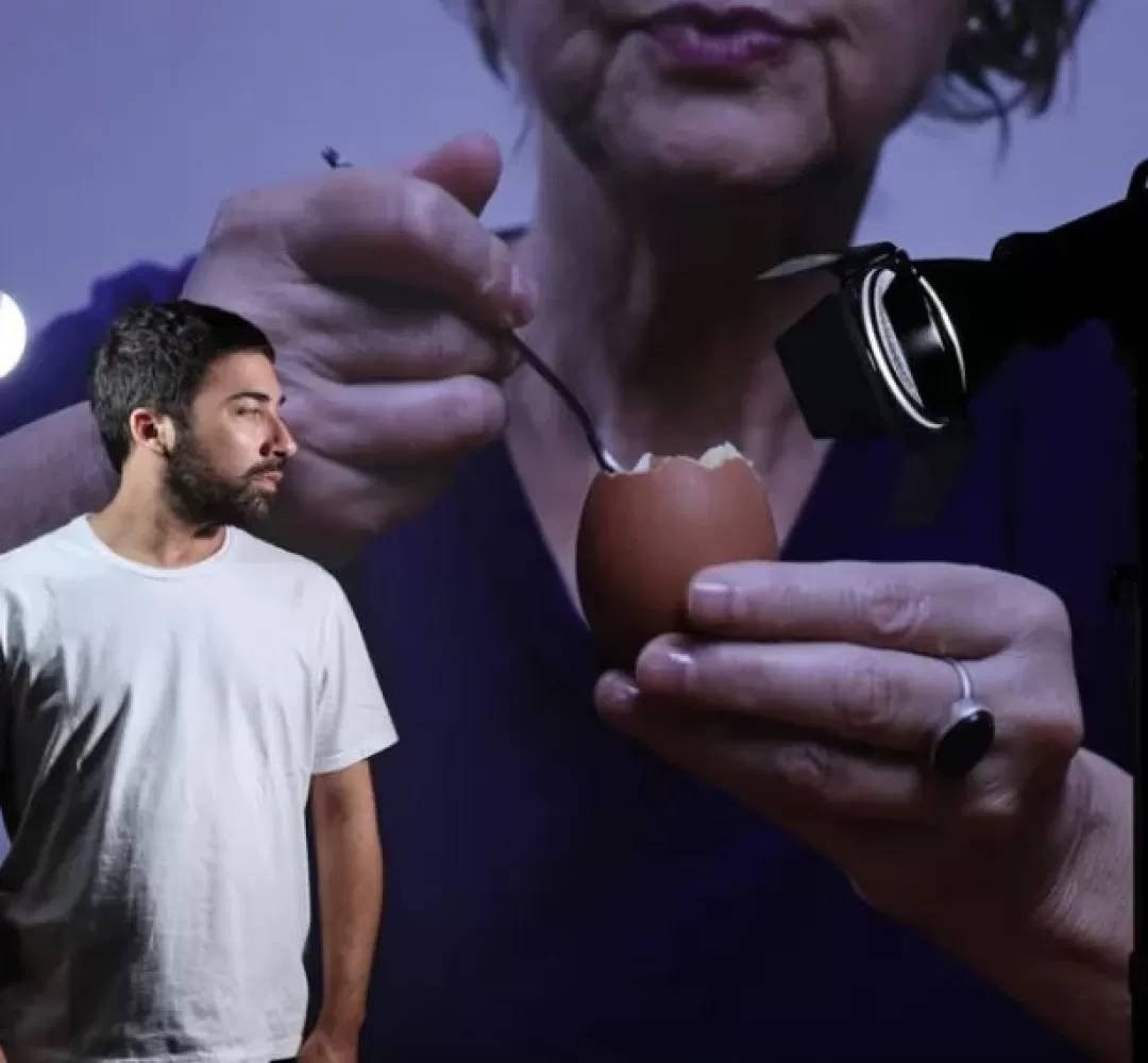 Espetáculo “O Coveiro” une teatro, artes visuais e cinema em apresentação em Curitiba