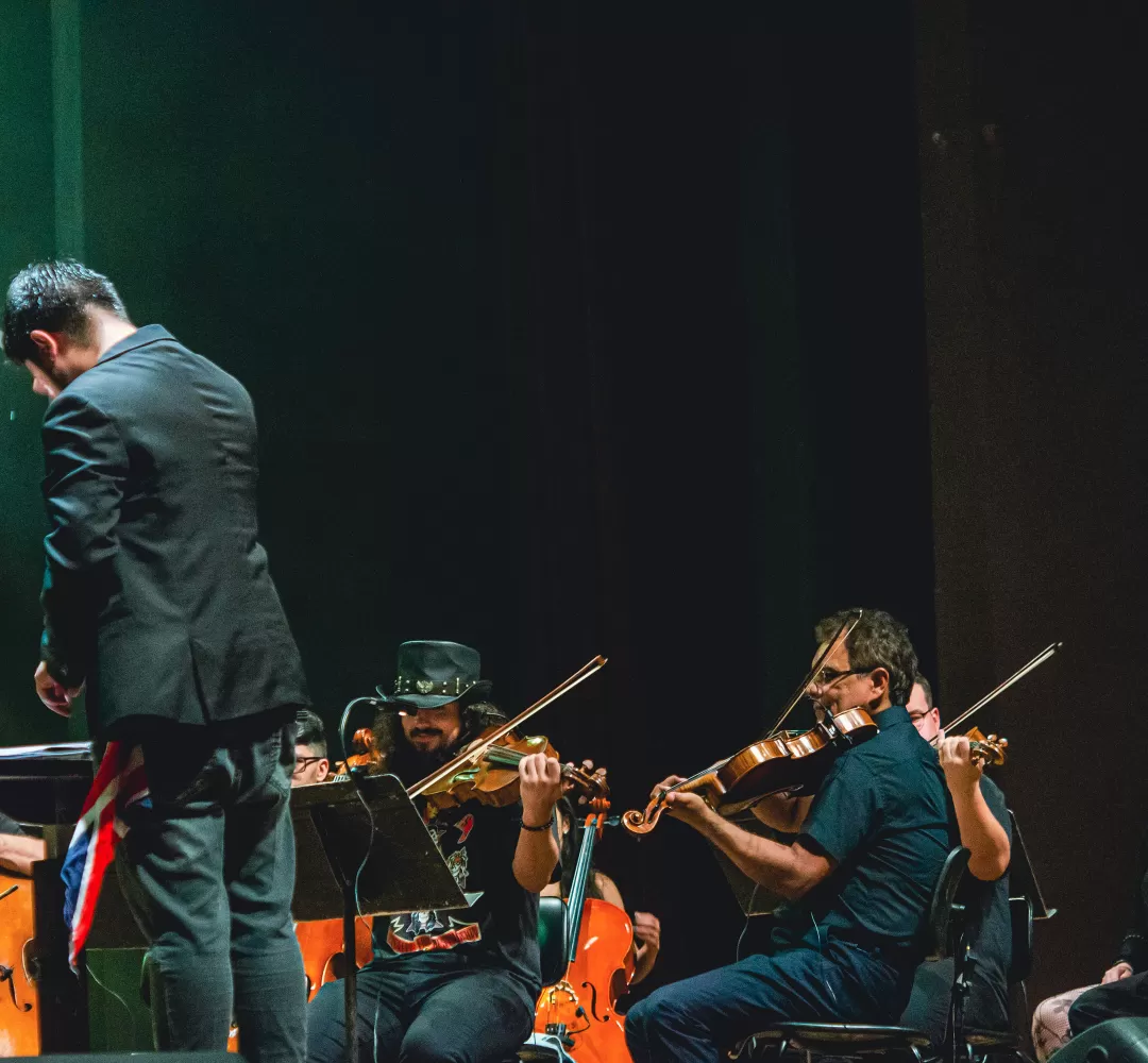 Viola e violinos: Teatro Guaíra recebe Orquestra Cordas do Iguaçu e “Clássicos do Sertanejo”