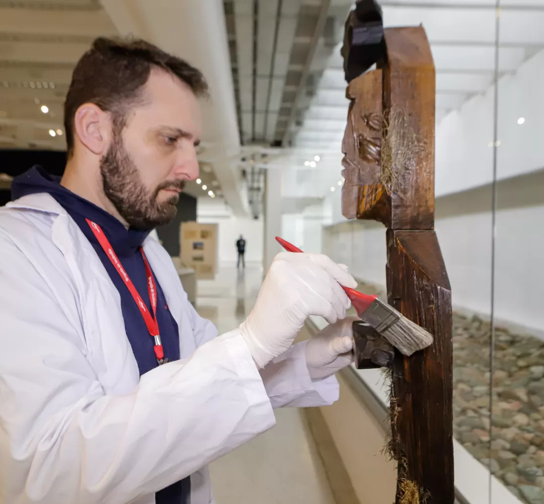 Trabalho invisível: setor de conservação do MON cuida de 14 mil obras de arte